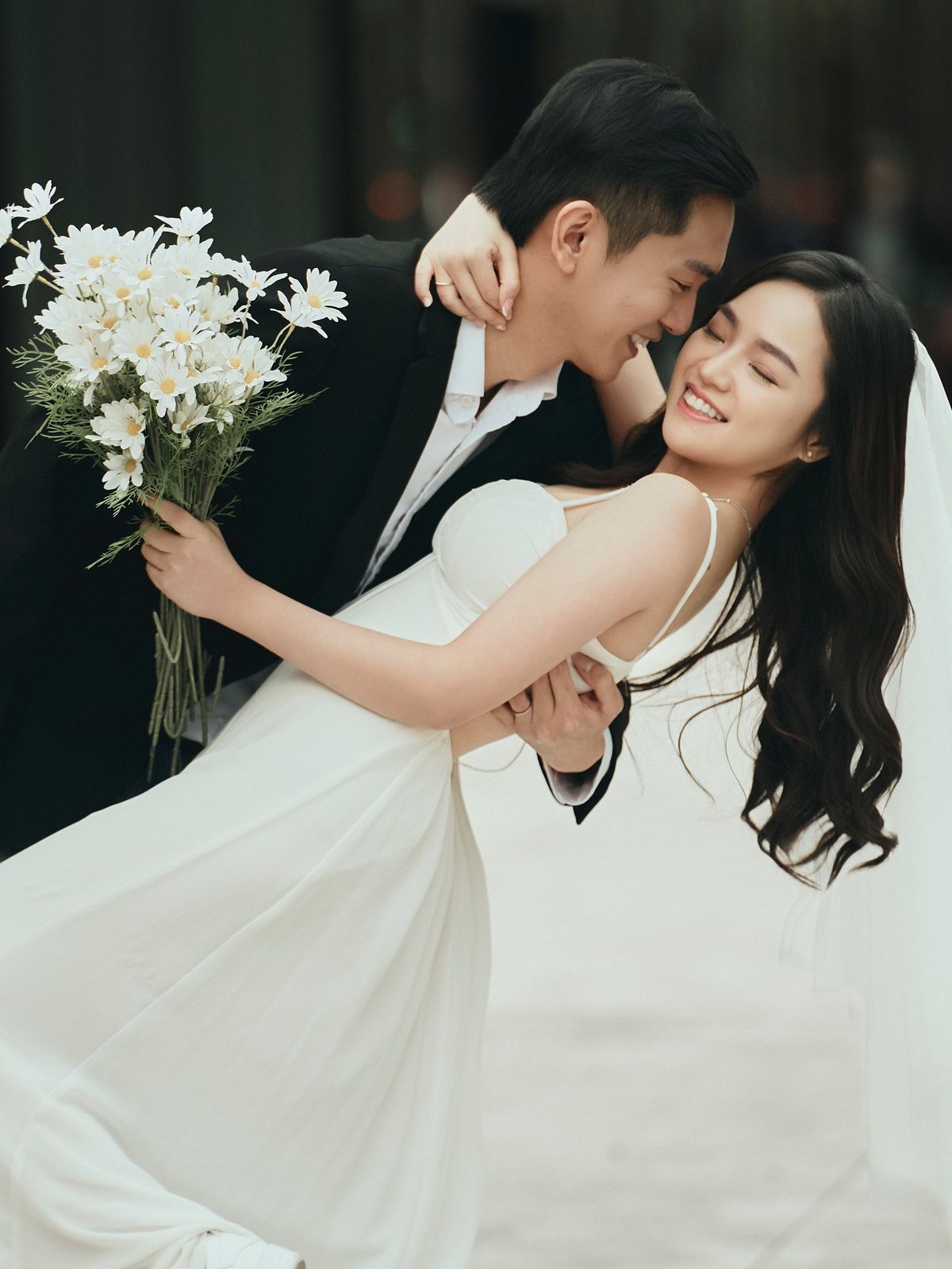 A playful dip with a bouquet of daisies