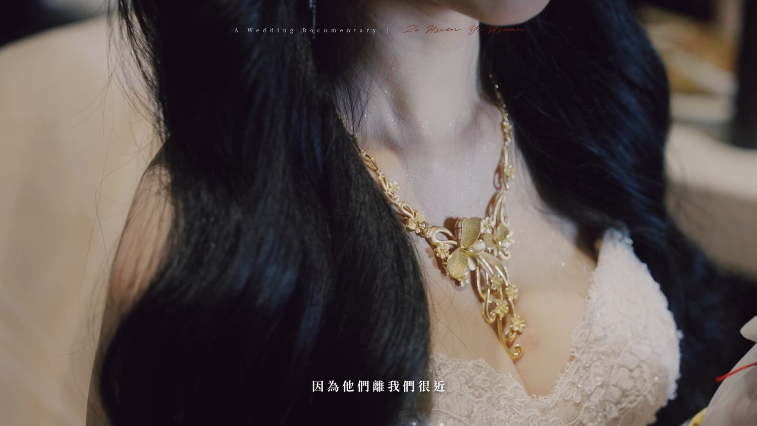 Close-up of the bride's gold necklace